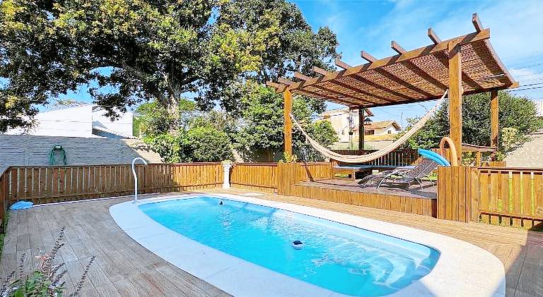 Vacation home with pool — photo 2
