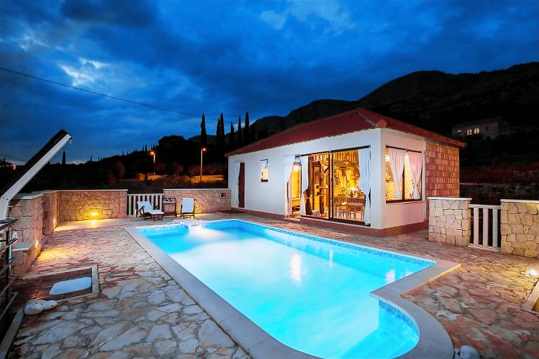 House with terrace, barbecue & hot tub in Konavle