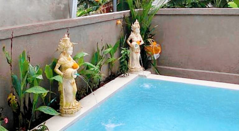 Big vacation home with pool, patio & garden | Pets are welcome — photo 2