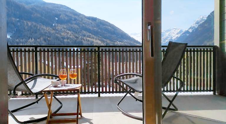 Apartment with yard & terrace — photo 2