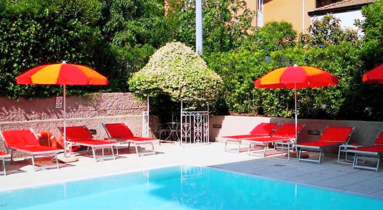 Serviced apartment with terrace, pool & yard — photo 5