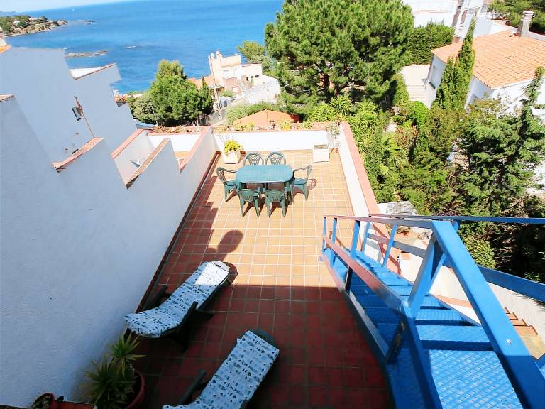 Bright duplex penthouse for 6 near the beach — photo 3
