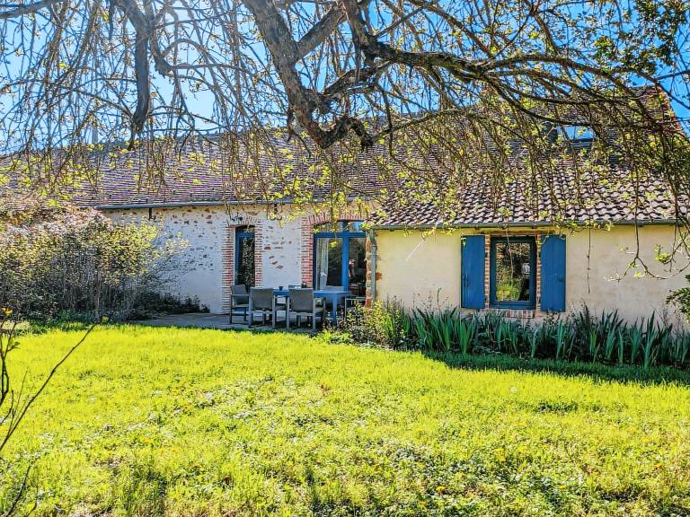 Cottage with yard & barbecue in Chateauroux