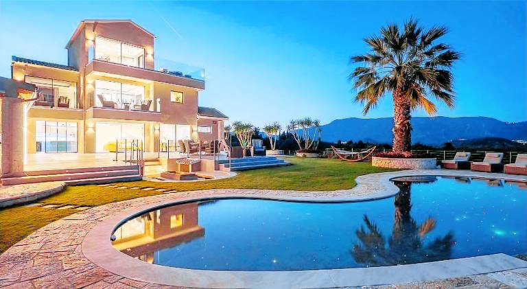 Villa with private pool, yard & barbeque — photo 2