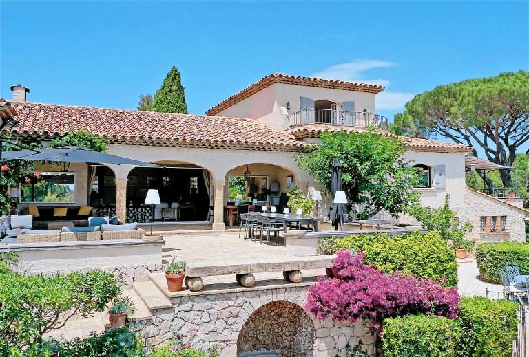 Villa with yard, patio & private pool — photo 2