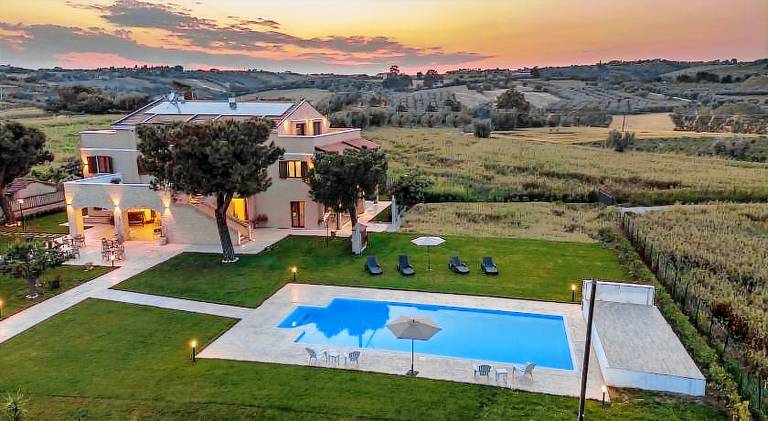House with pool, garden & patio — photo 2