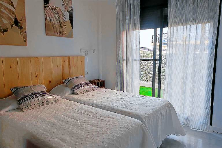 Holiday apartment with patio, pool & BBQ | Sea view | Dogs allowed — photo 3