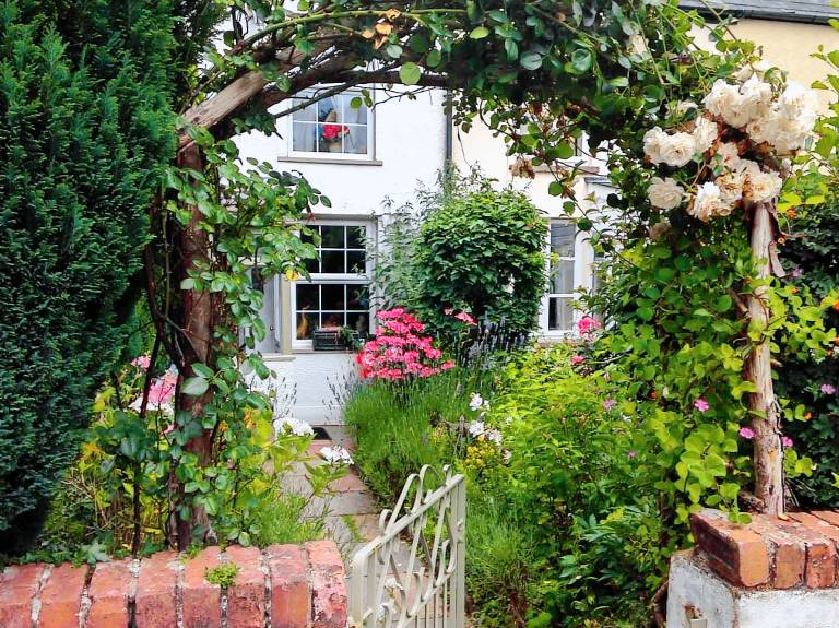 Charming cottage with garden | Water view | Dogs allowed in Usk