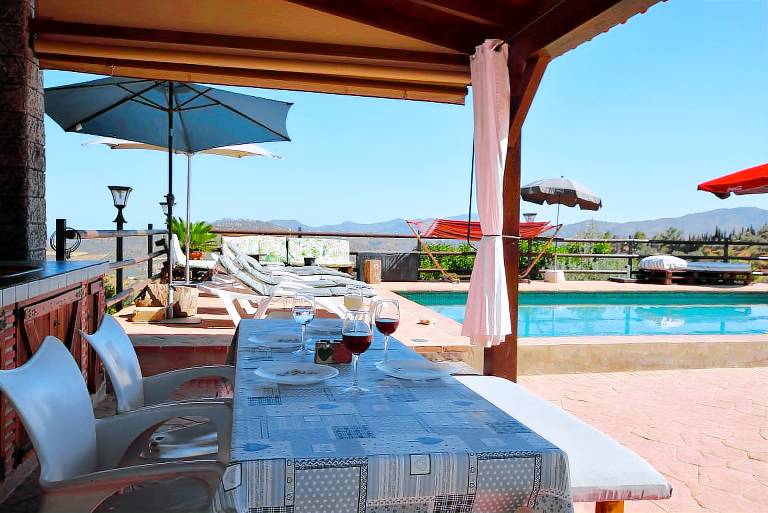 Fully equipped villa with grill, patio & yard | Dogs allowed — photo 3