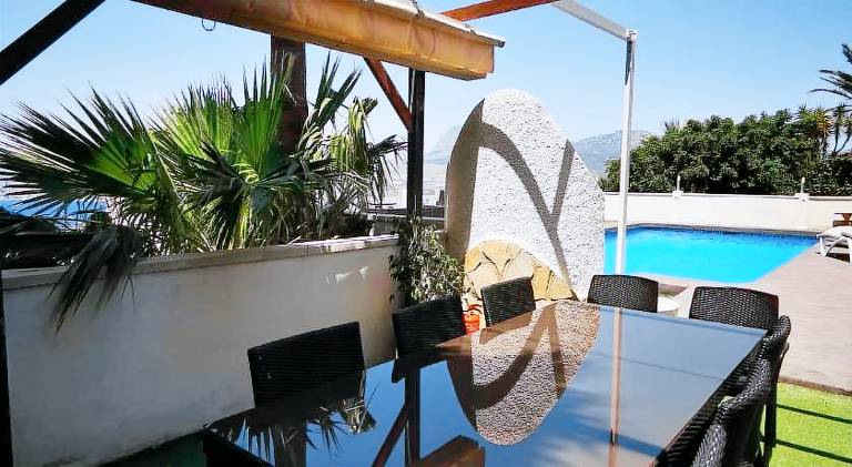 Villa with pool — photo 4