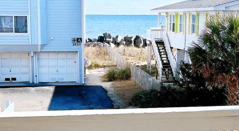 Serviced apartment with pool & terrace | Beach nearby | Pet-friendly in Carolina Beach, NC