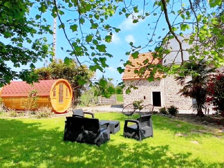 Fully equipped gite with barbecue, garden & jacuzzi | Pet-friendly in Villedieu-les-Poêles-Rouffigny