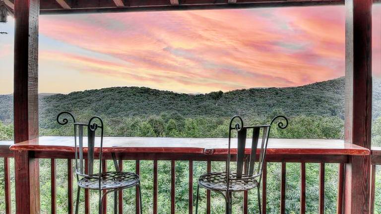 Blackberry Lodge- Pet Friendly Outdoor Firepit Hot Tub — photo 3