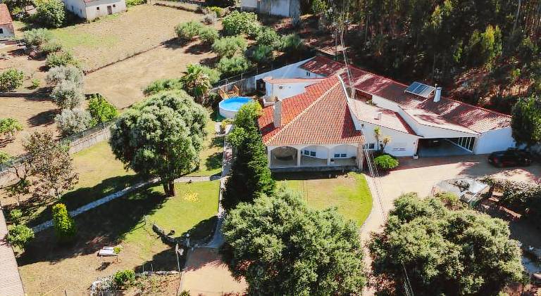 Villa with barbeque, private pool & garden in Leiria
