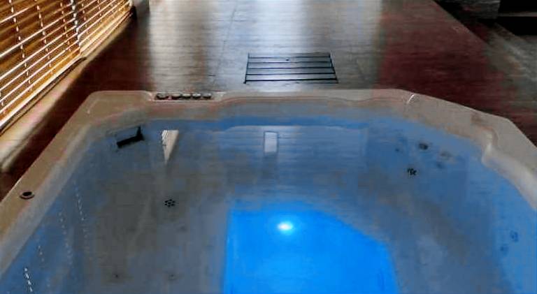 Apartment with hot tub & pool — photo 3
