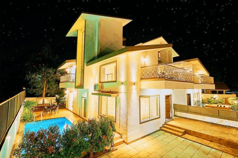 Villa with pool & yard | Pets allowed in Khandala