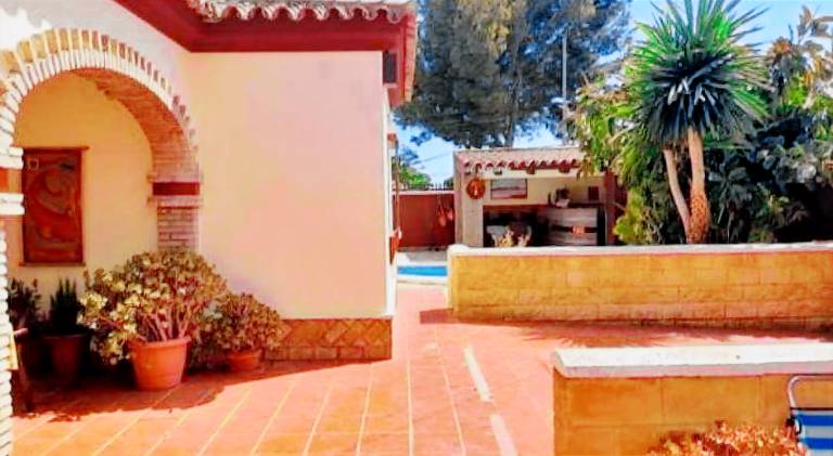 House with pool — photo 4