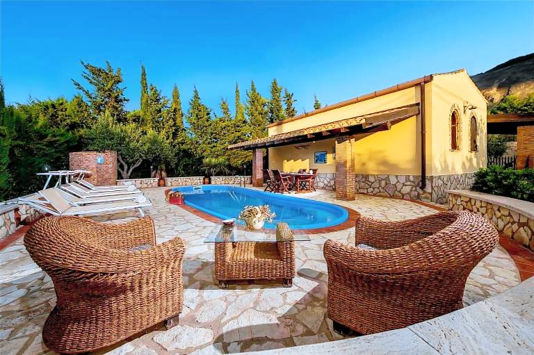 Villa with garden & private pool — photo 3