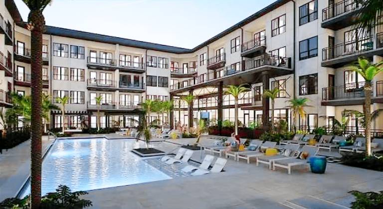 Apartment with pool — photo 2