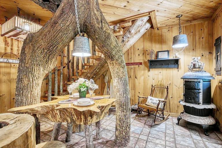 Family-oriented cabin with private pool | Pet-friendly — photo 4