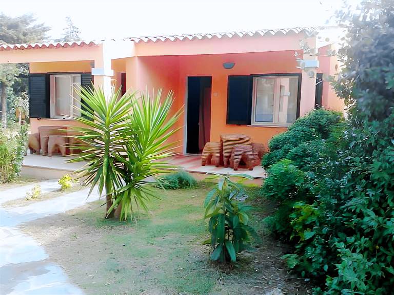Serviced apartment with yard & terrace in Budoni
