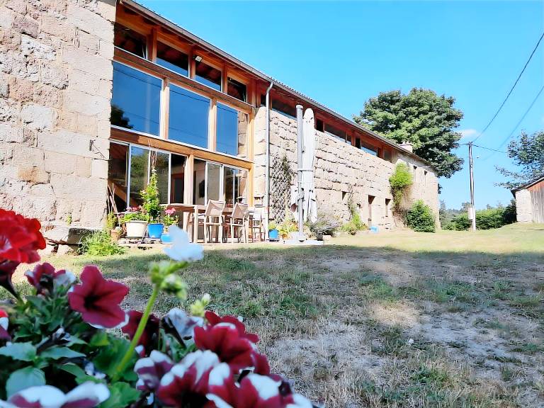 House with patio, fast internet & yard | Garden view | Dogs allowed — photo 2