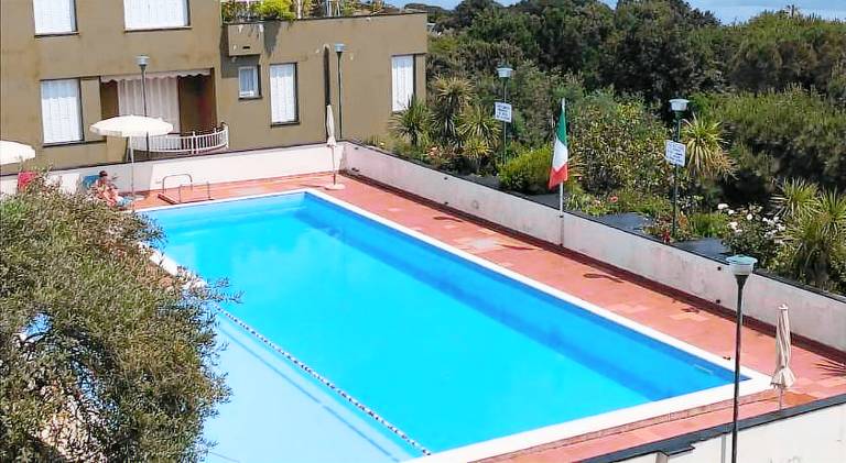 Apartment with pool — photo 2