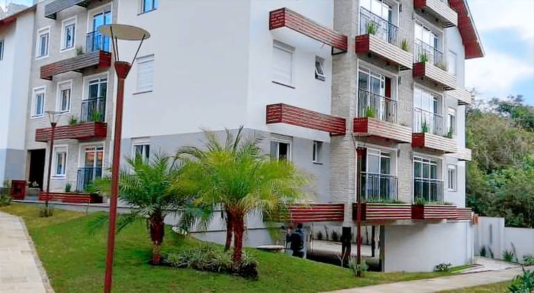 Apto Top, otima Localizacao, 4 min de carro da rua coberta Piscina termica, academia, ate 4 hospede in Gramado