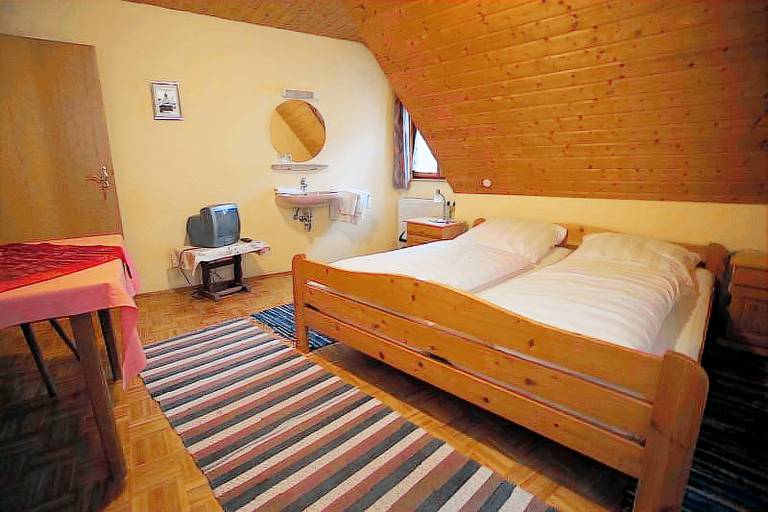 Doppelzimmer Standard Etagendusche mit Fernseher