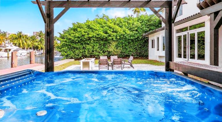 Vacation home with jacuzzi & pool — photo 4