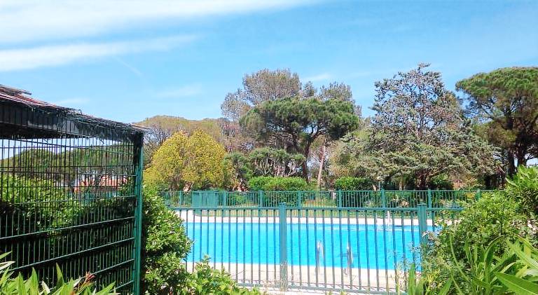 Rental apartment with private pool, yard & patio — photo 4