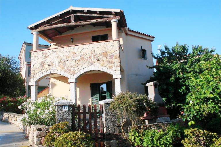 Holiday apartment with garden, grill & patio | Garden view — photo 2