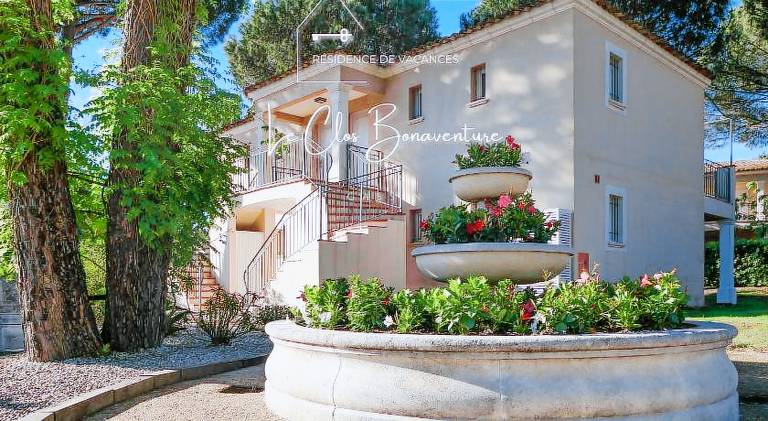 Holiday apartment with patio, pool & yard — photo 4