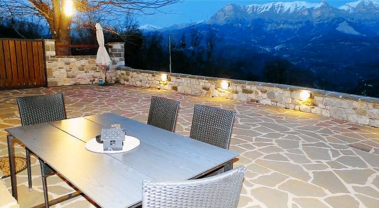 Vacation home with yard, terrace & grill — photo 4