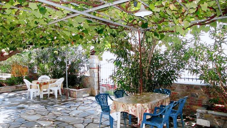 Rental apartment with patio, yard & barbeque — photo 5