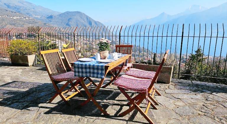 Holiday apartment with terrace & garden | Dogs allowed in Menaggio
