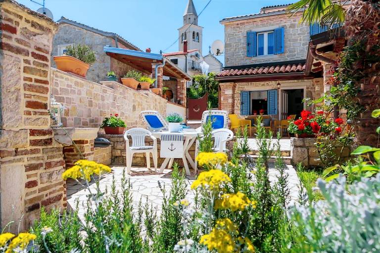 House with yard, barbeque & terrace | City view | Pets allowed — photo 2