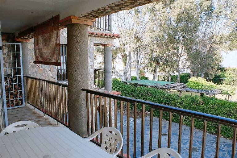 Rental apartment with yard & terrace — photo 2