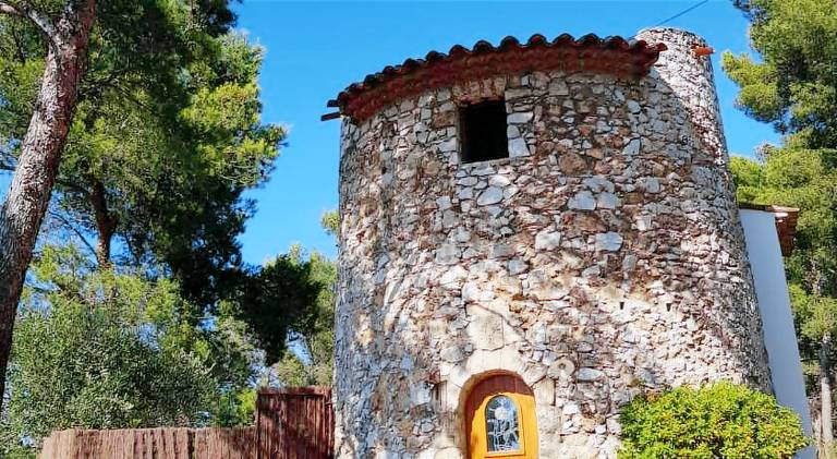 Moulin Rouge Provencal Suite Premium avec jacuzzi exterieur Aix Marseille in Vitrolles