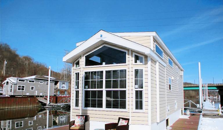 Houseboat East Rochester