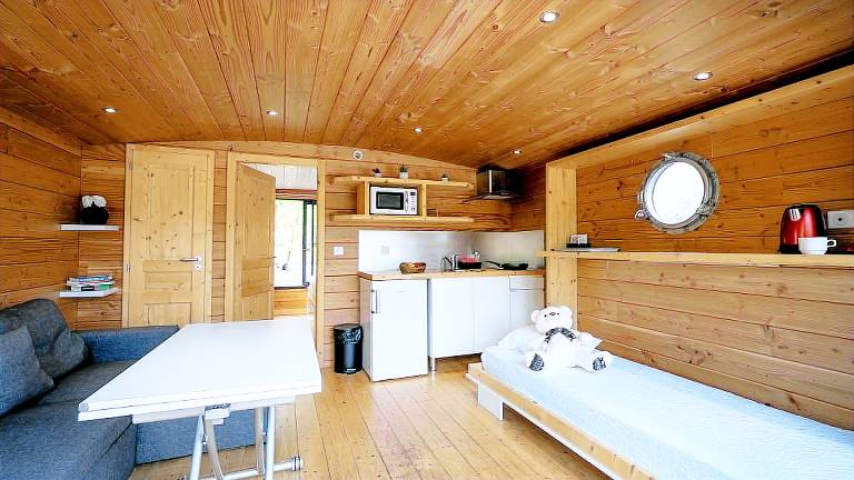 Lovely Boat House with Stunning Sights in Chassenard, Auvergne-Rhône-Alpes — photo 4