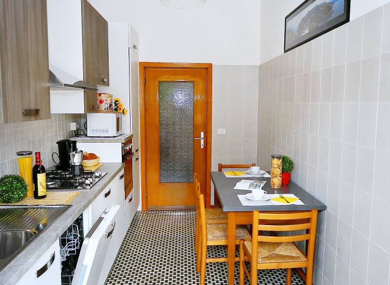 Holiday apartment with patio — photo 4