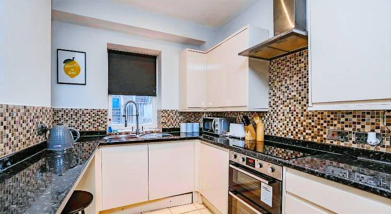 Central Three Bedroom Flat I Sleep Upto 9 Guests — photo 4