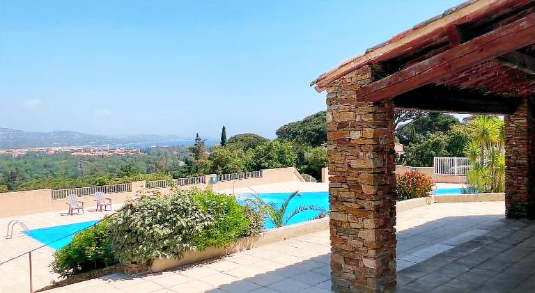 Apartment with pool — photo 5