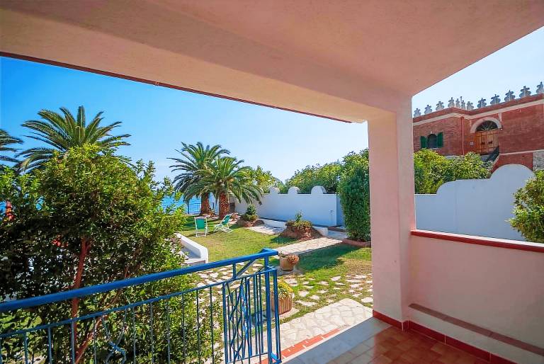 Family-friendly villa with barbeque, terrace & yard | Garden view | Next to the beach | Pets are welcome — photo 2