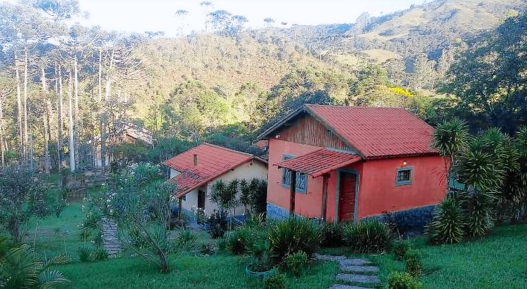 Lodge with garden & hot tub in Resende