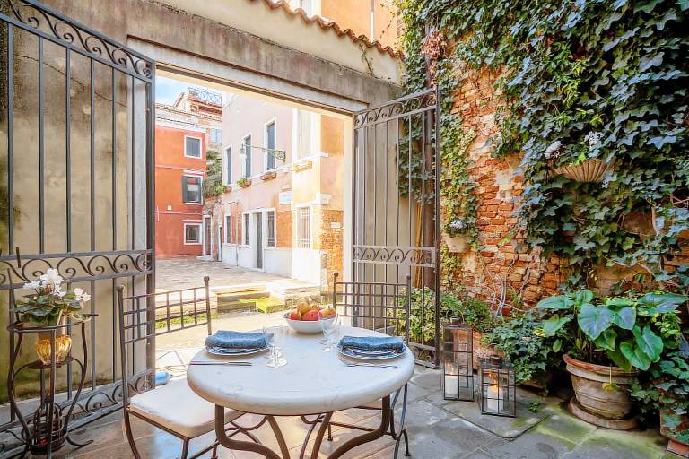 Holiday apartment with garden & terrace | Near Rialto Bridge in Venice