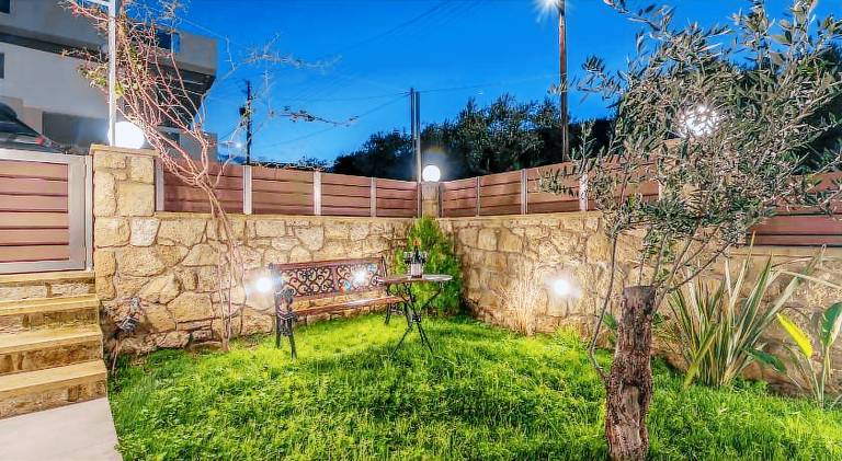 Apartment with BBQ, terrace & yard — photo 5