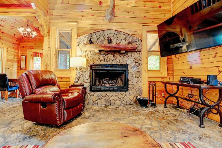 Emerald Bear Large, Private Home in Maggie Valley Hot Tub — photo 3