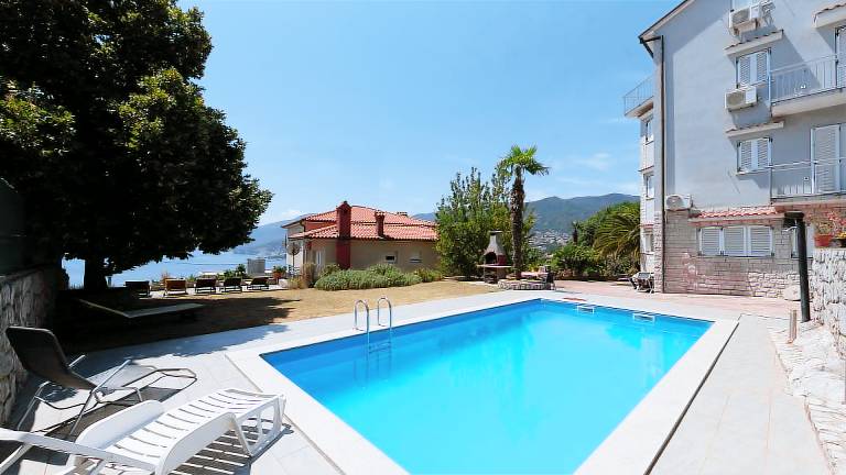 Fully equipped holiday apartment with pool, garden & terrace | Pets allowed — photo 5